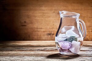 Kan water met waterkristallen